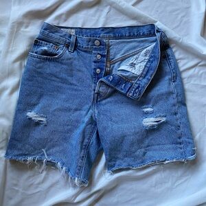 Levi midi denim shorts size 29